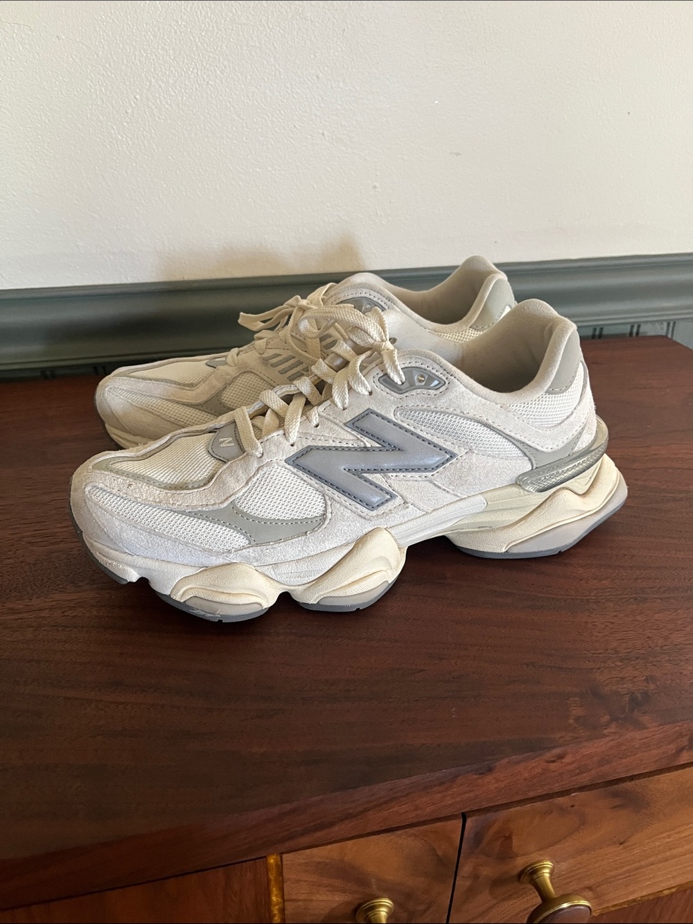 New Balance 9060 Men’s Cream and Light Gray Excellent Condition